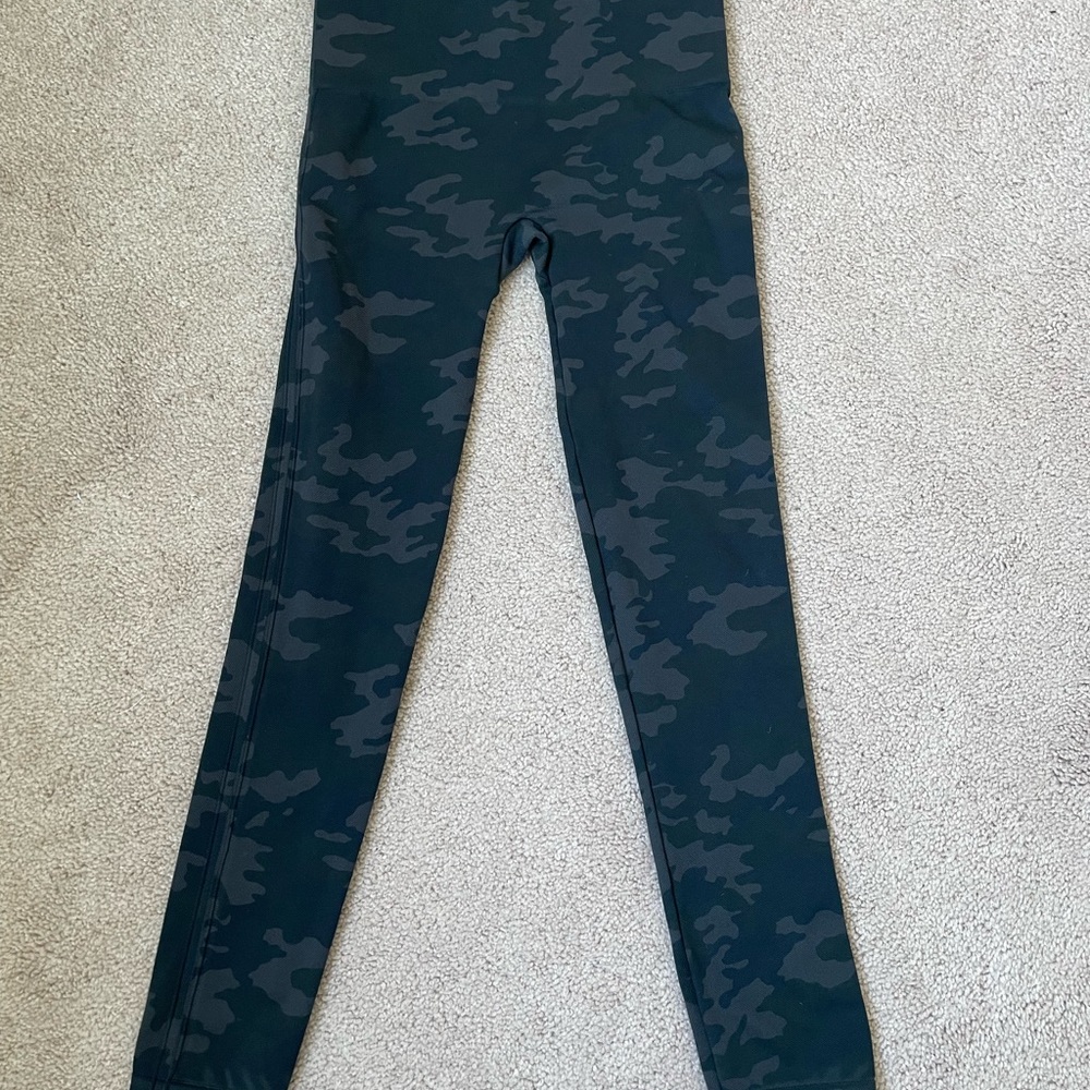 SPANX Look At Me Now Leggings Black Camo Seamless.
